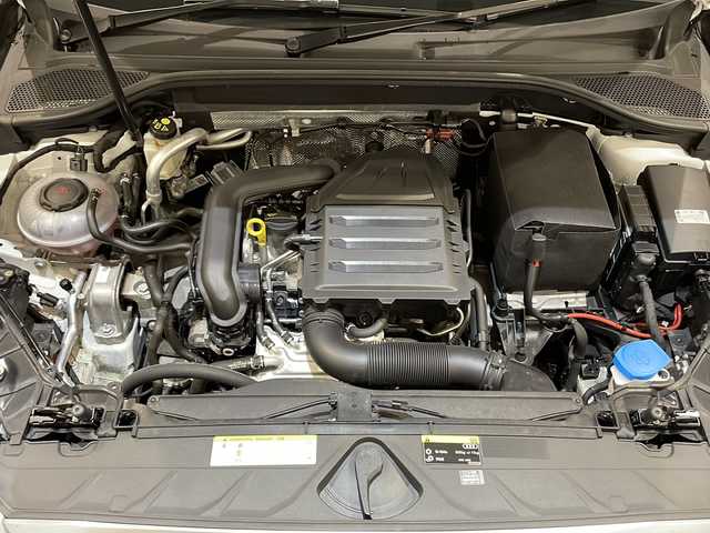 アウディ Ｑ２ 1．0 TFSI スポーツ 新潟県 2017(平29)年 3.7万km グレイシアホワイトメタリック バーチャルコックピット/オートマチックテールゲート/セーフティパッケージ/-サイドアシスト/-アクティブレーンアシスト/-トラフィックジャムアシスト/-リヤクロストラフィックアシスト/-プレセンスベーシック/-ハイビームアシスト/ナビゲーションパッケージ/-MMIナビゲーションシステム/-8スピーカー/-スマートフォンインターフェイス/LEDライトパッケージ/-LEDヘッドライト/-LEDリヤダイナミックターンインディケーター/-ヘッドライトウォッシャー/-ライティングパッケージ/コンビニエンスパッケージ/-アドバンストキーシステム/-リヤビューカメラ/-アウディパーキングシステム/ベーシックパッケージ/-デラックスオートマチックエアコンディショナー/-ルームミラー自動防眩/-レイン/ライトセンサー/-アウディプレセンスフロント/-ドライバーインフォメーションシステム/-ステアリングホイール3スポークレザーマルチファンクション/-センターアームレスト/シートヒーター/フルセグTV/ETC/電動パーキングブレーキ/オートブレーキホールド