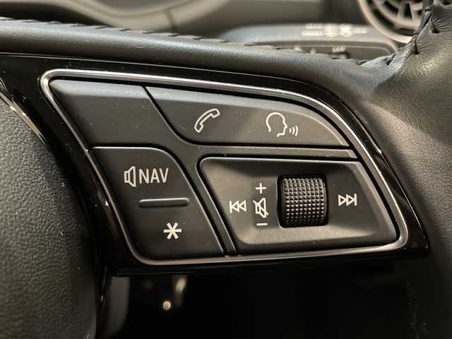 アウディ Ｑ２ 1．0 TFSI スポーツ 新潟県 2017(平29)年 3.7万km グレイシアホワイトメタリック バーチャルコックピット/オートマチックテールゲート/セーフティパッケージ/-サイドアシスト/-アクティブレーンアシスト/-トラフィックジャムアシスト/-リヤクロストラフィックアシスト/-プレセンスベーシック/-ハイビームアシスト/ナビゲーションパッケージ/-MMIナビゲーションシステム/-8スピーカー/-スマートフォンインターフェイス/LEDライトパッケージ/-LEDヘッドライト/-LEDリヤダイナミックターンインディケーター/-ヘッドライトウォッシャー/-ライティングパッケージ/コンビニエンスパッケージ/-アドバンストキーシステム/-リヤビューカメラ/-アウディパーキングシステム/ベーシックパッケージ/-デラックスオートマチックエアコンディショナー/-ルームミラー自動防眩/-レイン/ライトセンサー/-アウディプレセンスフロント/-ドライバーインフォメーションシステム/-ステアリングホイール3スポークレザーマルチファンクション/-センターアームレスト/シートヒーター/フルセグTV/ETC/電動パーキングブレーキ/オートブレーキホールド