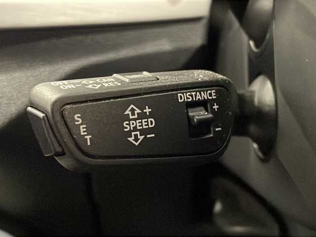 アウディ Ｑ２ 1．0 TFSI スポーツ 新潟県 2017(平29)年 3.7万km グレイシアホワイトメタリック バーチャルコックピット/オートマチックテールゲート/セーフティパッケージ/-サイドアシスト/-アクティブレーンアシスト/-トラフィックジャムアシスト/-リヤクロストラフィックアシスト/-プレセンスベーシック/-ハイビームアシスト/ナビゲーションパッケージ/-MMIナビゲーションシステム/-8スピーカー/-スマートフォンインターフェイス/LEDライトパッケージ/-LEDヘッドライト/-LEDリヤダイナミックターンインディケーター/-ヘッドライトウォッシャー/-ライティングパッケージ/コンビニエンスパッケージ/-アドバンストキーシステム/-リヤビューカメラ/-アウディパーキングシステム/ベーシックパッケージ/-デラックスオートマチックエアコンディショナー/-ルームミラー自動防眩/-レイン/ライトセンサー/-アウディプレセンスフロント/-ドライバーインフォメーションシステム/-ステアリングホイール3スポークレザーマルチファンクション/-センターアームレスト/シートヒーター/フルセグTV/ETC/電動パーキングブレーキ/オートブレーキホールド