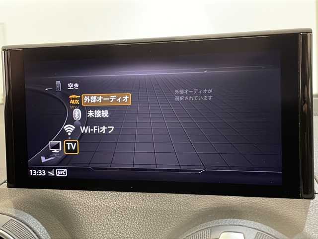 アウディ Ｑ２ 1．0 TFSI スポーツ 新潟県 2017(平29)年 3.7万km グレイシアホワイトメタリック バーチャルコックピット/オートマチックテールゲート/セーフティパッケージ/-サイドアシスト/-アクティブレーンアシスト/-トラフィックジャムアシスト/-リヤクロストラフィックアシスト/-プレセンスベーシック/-ハイビームアシスト/ナビゲーションパッケージ/-MMIナビゲーションシステム/-8スピーカー/-スマートフォンインターフェイス/LEDライトパッケージ/-LEDヘッドライト/-LEDリヤダイナミックターンインディケーター/-ヘッドライトウォッシャー/-ライティングパッケージ/コンビニエンスパッケージ/-アドバンストキーシステム/-リヤビューカメラ/-アウディパーキングシステム/ベーシックパッケージ/-デラックスオートマチックエアコンディショナー/-ルームミラー自動防眩/-レイン/ライトセンサー/-アウディプレセンスフロント/-ドライバーインフォメーションシステム/-ステアリングホイール3スポークレザーマルチファンクション/-センターアームレスト/シートヒーター/フルセグTV/ETC/電動パーキングブレーキ/オートブレーキホールド