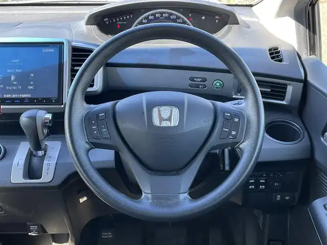 ホンダ フリード G プレミアムエディション 新潟県 2015(平27)年 6.6万km プレミアムスパークルブラックパール 4WD/純正メモリナビ(VXM-155VFNi)/CD/DVD/BT/フルセグテレビ/ミュージックサーバー/バックカメラ/ETC/クルーズコントロール/両側パワースライドドア/半革シート/ステアリングスイッチ/スマートキー/プッシュスタート/キセノンヘッドライト/オートライト/社外15インチアルミホイール