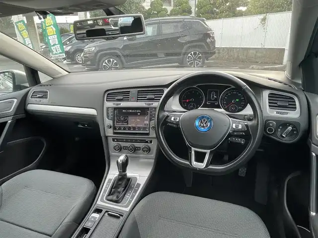 フォルクスワーゲン ゴルフ TSI コンフォートライン BM 東京都 2015(平27)年 7.9万km グレー ワンオーナー/純正ナビ/フルセグTV/Bluetoothオーディオ/DVD再生/バックカメラ/ETC2.0/純正16インチAW/アダプティブクルーズ/フロントアシスト/ブレーキオートホールド/HIDヘッドランプ/新車保証書/取扱説明書/スペアキー