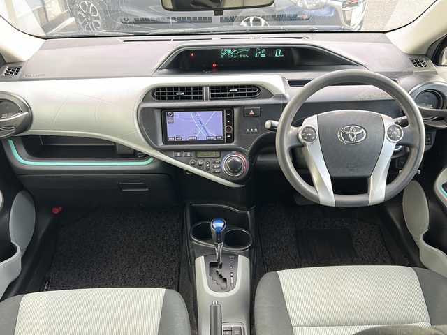 トヨタ アクア S 山形県 2013(平25)年 7.7万km ブラックマイカ 寒冷地仕様/横滑り防止装置/社外SDナビ/（Bluetooth/CD/DVD/フルセグ)/バックカメラ/オートライト/フォグランプ/DN席シートヒーター/ステアリングスイッチ/ETC/社外AW/純正フロアマット/電動格納ウィンカーミラー/スマートキー/ドアバイザー