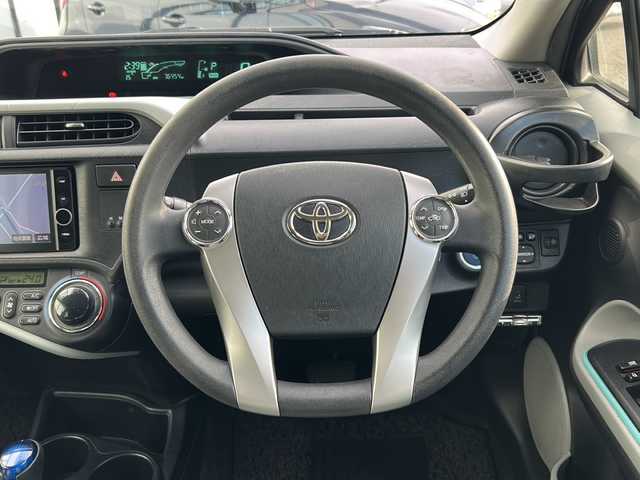 トヨタ アクア S 山形県 2013(平25)年 7.7万km ブラックマイカ 寒冷地仕様/横滑り防止装置/社外SDナビ/（Bluetooth/CD/DVD/フルセグ)/バックカメラ/オートライト/フォグランプ/DN席シートヒーター/ステアリングスイッチ/ETC/社外AW/純正フロアマット/電動格納ウィンカーミラー/スマートキー/ドアバイザー