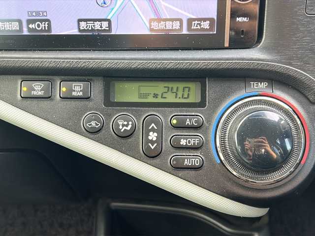 トヨタ アクア S 山形県 2013(平25)年 7.7万km ブラックマイカ 寒冷地仕様/横滑り防止装置/社外SDナビ/（Bluetooth/CD/DVD/フルセグ)/バックカメラ/オートライト/フォグランプ/DN席シートヒーター/ステアリングスイッチ/ETC/社外AW/純正フロアマット/電動格納ウィンカーミラー/スマートキー/ドアバイザー