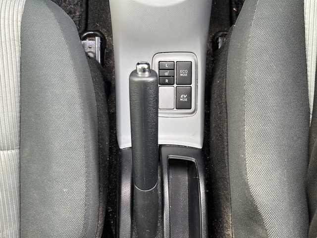 トヨタ アクア S 山形県 2013(平25)年 7.7万km ブラックマイカ 寒冷地仕様/横滑り防止装置/社外SDナビ/（Bluetooth/CD/DVD/フルセグ)/バックカメラ/オートライト/フォグランプ/DN席シートヒーター/ステアリングスイッチ/ETC/社外AW/純正フロアマット/電動格納ウィンカーミラー/スマートキー/ドアバイザー