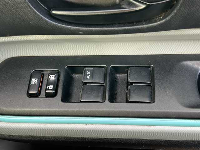 トヨタ アクア S 山形県 2013(平25)年 7.7万km ブラックマイカ 寒冷地仕様/横滑り防止装置/社外SDナビ/（Bluetooth/CD/DVD/フルセグ)/バックカメラ/オートライト/フォグランプ/DN席シートヒーター/ステアリングスイッチ/ETC/社外AW/純正フロアマット/電動格納ウィンカーミラー/スマートキー/ドアバイザー