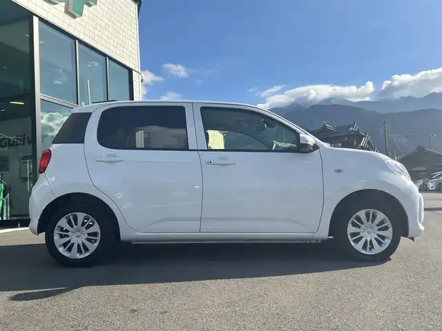 トヨタ パッソ X Lパッケージ S 愛媛県 2018(平30)年 1.9万km ホワイト 純正SDナビ（Bluetooth/ワンセグテレビ）/バックカメラ/ETC/布シート/SDミュージックサーバー/AUX接続可能/純正フロアマット/クリアランスソナー/ABS/横滑り防止装置/盗難防止装置/ハロゲンヘッドライト/スマートキー×２