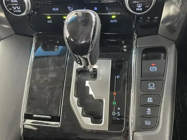 トヨタ アルファードハイブリット SR 埼玉県 2019(令1)年 5.1万km ホワイトパールクリスタルシャイン ４WD/純正10インチナビ/純正12インチフリップダウンモニター/トヨタセーフティーセンス/・プリクラッシュセーフティー/・レーントレーシングアシスト/・クリアランスソナー/・パーキングサポートブレーキ/・ブラインドスポットモニター/前後ドライブレコーダー/両側パワースライドドア/レーダークルーズコントロール/デジタルインナーミラー/バックカメラ/シートヒーター/エアシート/パワーシート/シートメモリー/Bluetooth/CD、DVD/LEDヘッドライト/LEDフォグランプ/オートライト/オートマチックハイビーム/純正フロアマット/純正アルミホイール