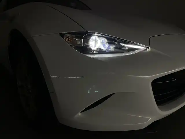 マツダ ロードスター NR－A 群馬県 2021(令3)年 5.2万km アークティックホワイト 6速マニュアル/社外9インチディスプレイオーディオ/(AM/FM/Bluetooth/iPod/AUX)/運転席ESQUELETOシート/ブラインドスポットモニタリング/アドバンストスマートシティブレーキサポート/車線逸脱警報システム/パーキングセンサー/ダイナミックスタビリティコントロール/社外前後方ドライブレコーダー(GD0-38)/プッシュスタート/スマートキー/LEDヘッドライト