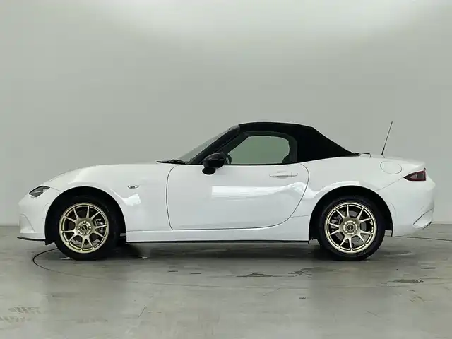 マツダ ロードスター NR－A 群馬県 2021(令3)年 5.2万km アークティックホワイト 6速マニュアル/社外9インチディスプレイオーディオ/(AM/FM/Bluetooth/iPod/AUX)/運転席ESQUELETOシート/ブラインドスポットモニタリング/アドバンストスマートシティブレーキサポート/車線逸脱警報システム/パーキングセンサー/ダイナミックスタビリティコントロール/社外前後方ドライブレコーダー(GD0-38)/プッシュスタート/スマートキー/LEDヘッドライト