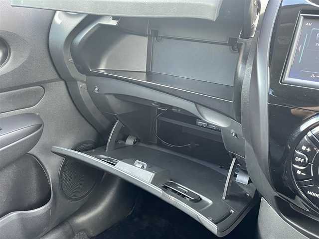 日産 ノート ニスモS 熊本県 2015(平27)年 2.6万km ブリリアントシルバー ワンオーナー/MT車/プッシュスタート/純正ナビ/（CD・フルセグTV・BTオーディオ・SD）/バックカメラ/ETC/純正17インチAW/LEDヘッドライト/オートライト/フォグライト/純正フロアマット/純正ドアバイザー/新車保証書/取扱説明書/スマートスペアキー×1本