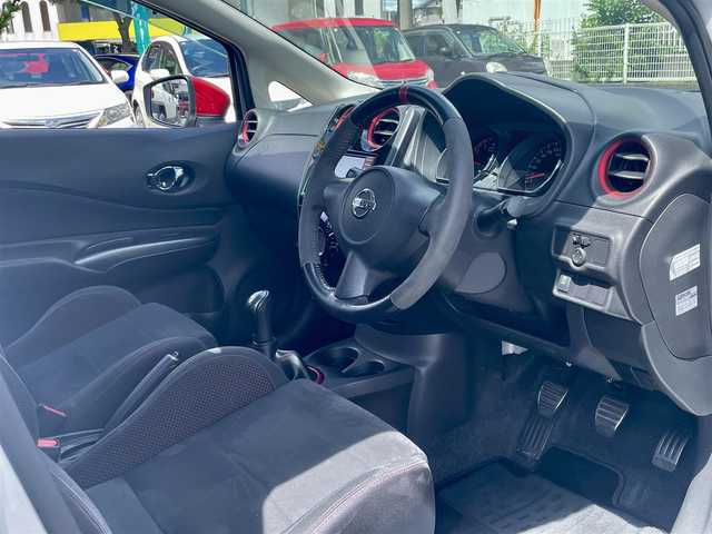 日産 ノート ニスモS 熊本県 2015(平27)年 2.6万km ブリリアントシルバー ワンオーナー/MT車/プッシュスタート/純正ナビ/（CD・フルセグTV・BTオーディオ・SD）/バックカメラ/ETC/純正17インチAW/LEDヘッドライト/オートライト/フォグライト/純正フロアマット/純正ドアバイザー/新車保証書/取扱説明書/スマートスペアキー×1本