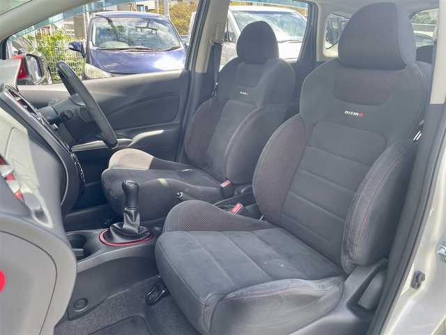 日産 ノート ニスモS 熊本県 2015(平27)年 2.6万km ブリリアントシルバー ワンオーナー/MT車/プッシュスタート/純正ナビ/（CD・フルセグTV・BTオーディオ・SD）/バックカメラ/ETC/純正17インチAW/LEDヘッドライト/オートライト/フォグライト/純正フロアマット/純正ドアバイザー/新車保証書/取扱説明書/スマートスペアキー×1本