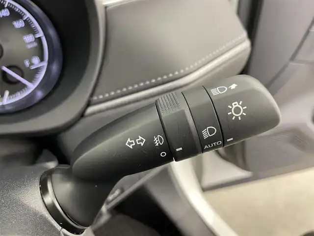 トヨタ ハリアー G 富山県 2021(令3)年 4.5万km ホワイトパールクリスタルシャイン 純正ディスプレイオーディオ/【ナビ機能/フルセグTV/FM/AM/Bluetooth/USB/AUX】/バックカメラ/ビルトインＥＴＣ/純正ドライブレコーダー/前後コーナーセンサー/トヨタセーフティーセンス/レーダークルーズコントロール/プリクラッシュセーフティ/横滑り防止装置/レーントレーシングアシスト/プロアクティブドライビングアシスト/フロントクロストラフィックアラート/LEDヘッドライト/オートライト/アダプティブハイビームシステム/フォグランプ/電格ウィンカーミラー/発進遅れ告知機能/緊急時操舵支援/ドライバー異常時対応システム/盗難防止装置/ロードサインアシスト/レーンチェンジアシスト/ブラインドスポットモニター/ABS/デジタルインナーミラー/レザーシート/D席パワーシート/電動リアゲート/スマートキー×２/プッシュスタート