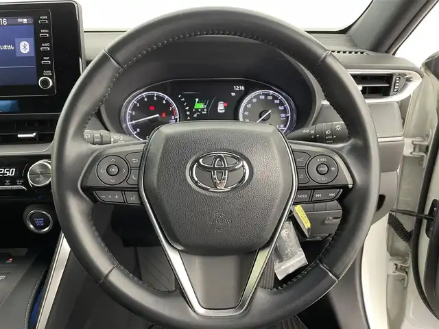 トヨタ ハリアー G 富山県 2021(令3)年 4.5万km ホワイトパールクリスタルシャイン 純正ディスプレイオーディオ/【ナビ機能/フルセグTV/FM/AM/Bluetooth/USB/AUX】/バックカメラ/ビルトインＥＴＣ/純正ドライブレコーダー/前後コーナーセンサー/トヨタセーフティーセンス/レーダークルーズコントロール/プリクラッシュセーフティ/横滑り防止装置/レーントレーシングアシスト/プロアクティブドライビングアシスト/フロントクロストラフィックアラート/LEDヘッドライト/オートライト/アダプティブハイビームシステム/フォグランプ/電格ウィンカーミラー/発進遅れ告知機能/緊急時操舵支援/ドライバー異常時対応システム/盗難防止装置/ロードサインアシスト/レーンチェンジアシスト/ブラインドスポットモニター/ABS/デジタルインナーミラー/レザーシート/D席パワーシート/電動リアゲート/スマートキー×２/プッシュスタート