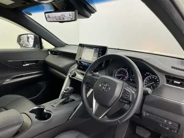 トヨタ ハリアー G 富山県 2021(令3)年 4.5万km ホワイトパールクリスタルシャイン 純正ディスプレイオーディオ/【ナビ機能/フルセグTV/FM/AM/Bluetooth/USB/AUX】/バックカメラ/ビルトインＥＴＣ/純正ドライブレコーダー/前後コーナーセンサー/トヨタセーフティーセンス/レーダークルーズコントロール/プリクラッシュセーフティ/横滑り防止装置/レーントレーシングアシスト/プロアクティブドライビングアシスト/フロントクロストラフィックアラート/LEDヘッドライト/オートライト/アダプティブハイビームシステム/フォグランプ/電格ウィンカーミラー/発進遅れ告知機能/緊急時操舵支援/ドライバー異常時対応システム/盗難防止装置/ロードサインアシスト/レーンチェンジアシスト/ブラインドスポットモニター/ABS/デジタルインナーミラー/レザーシート/D席パワーシート/電動リアゲート/スマートキー×２/プッシュスタート