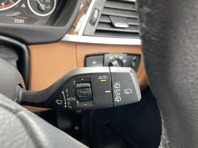 ＢＭＷ ３１８ｉ ツーリング ラグジュアリー 高知県 2017(平29)年 6.5万km ミネラルホワイト 純正ナビ/・Ｂｌｕｅｔｏｏｔｈ/・ＣＤ／ＤＶＤ/バックモニター/ＥＴＣ/茶色レザーシート/パワーシート/シートヒーター/プッシュスタート/スペアキー/LEDヘッドライト