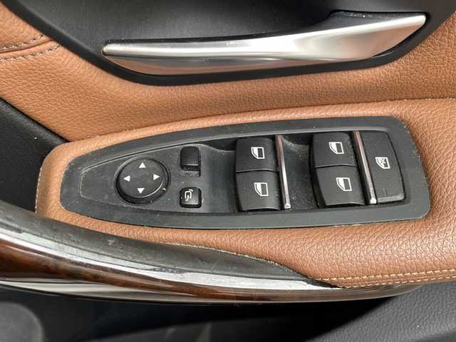 ＢＭＷ ３１８ｉ ツーリング ラグジュアリー 高知県 2017(平29)年 6.5万km ミネラルホワイト 純正ナビ/・Ｂｌｕｅｔｏｏｔｈ/・ＣＤ／ＤＶＤ/バックモニター/ＥＴＣ/茶色レザーシート/パワーシート/シートヒーター/プッシュスタート/スペアキー/LEDヘッドライト