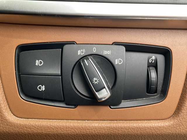 ＢＭＷ ３１８ｉ ツーリング ラグジュアリー 高知県 2017(平29)年 6.5万km ミネラルホワイト 純正ナビ/・Ｂｌｕｅｔｏｏｔｈ/・ＣＤ／ＤＶＤ/バックモニター/ＥＴＣ/茶色レザーシート/パワーシート/シートヒーター/プッシュスタート/スペアキー/LEDヘッドライト