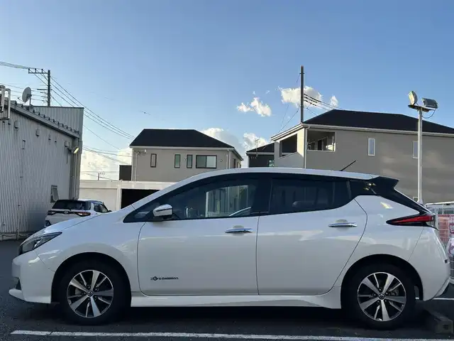 日産 リーフ e+ X 静岡県 2019(令1)年 2万km ブリリアントホワイトパール ユーザー買取車両/電気自動車/純正SDナビ「AM/FM/TV/CD/BT/DVD」/純正16インチAW/純正LEDヘッドライト/クルーズコントロール（追従走行あり）/車外カメラ（バック/全方位）/USB入力端子/ETC/ドライブレコーダー/シートヒーター/追突被害軽減システム/コーナーセンサー/スマートキー/スペアキー×１/保証書/取扱説明書