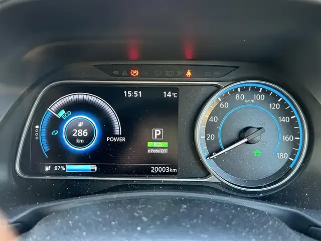 日産 リーフ e+ X 静岡県 2019(令1)年 2万km ブリリアントホワイトパール ユーザー買取車両/電気自動車/純正SDナビ「AM/FM/TV/CD/BT/DVD」/純正16インチAW/純正LEDヘッドライト/クルーズコントロール（追従走行あり）/車外カメラ（バック/全方位）/USB入力端子/ETC/ドライブレコーダー/シートヒーター/追突被害軽減システム/コーナーセンサー/スマートキー/スペアキー×１/保証書/取扱説明書