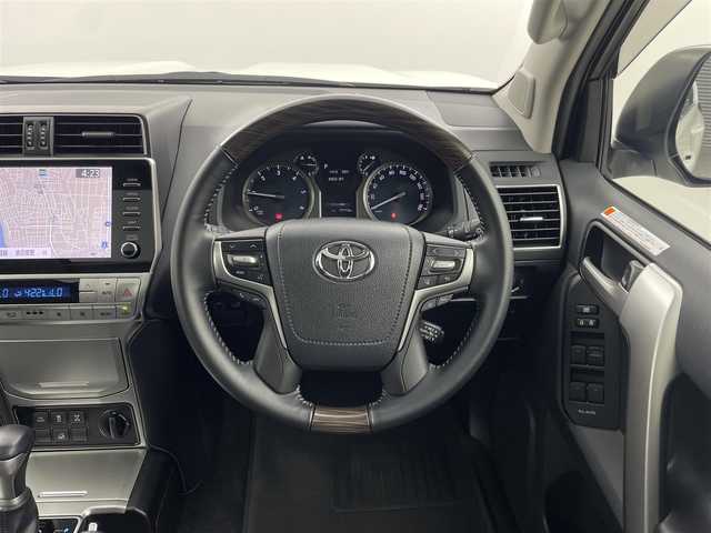トヨタ ランドクルーザー プラド TX Lパッケージ 福井県 2023(令5)年 1.8万km ホワイトパールクリスタルシャイン 純正ナビ機能付きディスプレイオーディオ/（FM/AM/Bluetooth/AppleCarPlay//AndroidAuto)/アラウンドビューモニター/モデリスタエアロ/サンルーフ/黒革シート /エアシート/社外フロアマット/純正アルミホイール/前後コーナーセンサ―/盗難防止装置/純正ビルトインETC