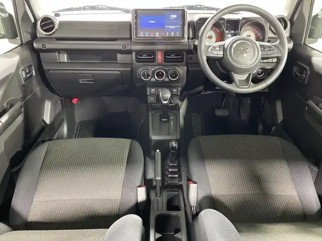 スズキ ジムニー XC 神奈川県 2023(令5)年 0.8万km ジャングルグリーン スズキセーフティサポート/社外ディスプレイオーディオ/・BT/HDMI/タイプC/バックカメラ/シートヒーター(D/N)/ダウンヒルアシストコントロール/アイドリングストップ機能/革巻きステアリング/ステアリングスイッチ/クルーズコントロール/Autoライト/LEDヘッドライト/フォグランプ/電動格納ミラー/ウィンカーミラー/ミラーヒーター/純正フロアマット/純正16インチアルミホイール/背面タイヤ