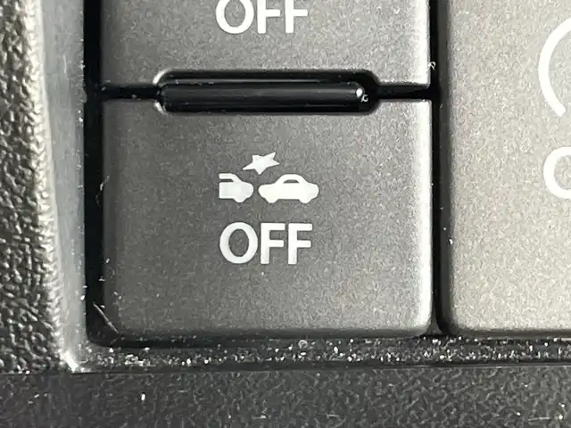 スズキ ジムニー XC 神奈川県 2023(令5)年 0.8万km ジャングルグリーン スズキセーフティサポート/社外ディスプレイオーディオ/・BT/HDMI/タイプC/バックカメラ/シートヒーター(D/N)/ダウンヒルアシストコントロール/アイドリングストップ機能/革巻きステアリング/ステアリングスイッチ/クルーズコントロール/Autoライト/LEDヘッドライト/フォグランプ/電動格納ミラー/ウィンカーミラー/ミラーヒーター/純正フロアマット/純正16インチアルミホイール/背面タイヤ