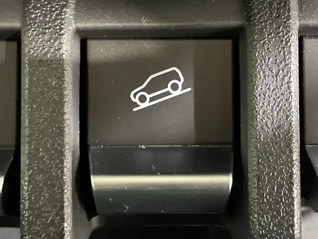 スズキ ジムニー XC 神奈川県 2023(令5)年 0.8万km ジャングルグリーン スズキセーフティサポート/社外ディスプレイオーディオ/・BT/HDMI/タイプC/バックカメラ/シートヒーター(D/N)/ダウンヒルアシストコントロール/アイドリングストップ機能/革巻きステアリング/ステアリングスイッチ/クルーズコントロール/Autoライト/LEDヘッドライト/フォグランプ/電動格納ミラー/ウィンカーミラー/ミラーヒーター/純正フロアマット/純正16インチアルミホイール/背面タイヤ