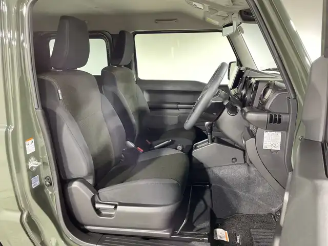 スズキ ジムニー XC 神奈川県 2023(令5)年 0.8万km ジャングルグリーン スズキセーフティサポート/社外ディスプレイオーディオ/・BT/HDMI/タイプC/バックカメラ/シートヒーター(D/N)/ダウンヒルアシストコントロール/アイドリングストップ機能/革巻きステアリング/ステアリングスイッチ/クルーズコントロール/Autoライト/LEDヘッドライト/フォグランプ/電動格納ミラー/ウィンカーミラー/ミラーヒーター/純正フロアマット/純正16インチアルミホイール/背面タイヤ
