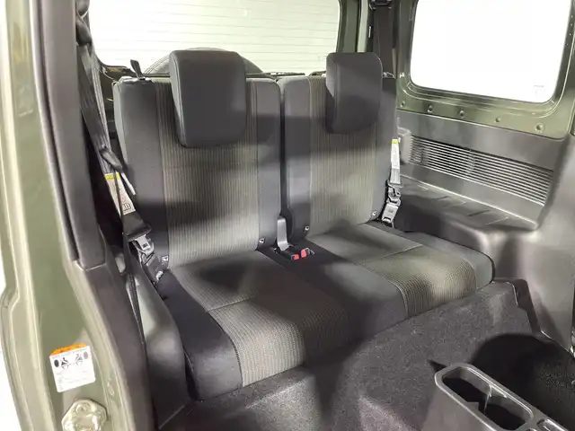 スズキ ジムニー XC 神奈川県 2023(令5)年 0.8万km ジャングルグリーン スズキセーフティサポート/社外ディスプレイオーディオ/・BT/HDMI/タイプC/バックカメラ/シートヒーター(D/N)/ダウンヒルアシストコントロール/アイドリングストップ機能/革巻きステアリング/ステアリングスイッチ/クルーズコントロール/Autoライト/LEDヘッドライト/フォグランプ/電動格納ミラー/ウィンカーミラー/ミラーヒーター/純正フロアマット/純正16インチアルミホイール/背面タイヤ
