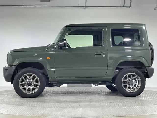 スズキ ジムニー XC 神奈川県 2023(令5)年 0.8万km ジャングルグリーン スズキセーフティサポート/社外ディスプレイオーディオ/・BT/HDMI/タイプC/バックカメラ/シートヒーター(D/N)/ダウンヒルアシストコントロール/アイドリングストップ機能/革巻きステアリング/ステアリングスイッチ/クルーズコントロール/Autoライト/LEDヘッドライト/フォグランプ/電動格納ミラー/ウィンカーミラー/ミラーヒーター/純正フロアマット/純正16インチアルミホイール/背面タイヤ