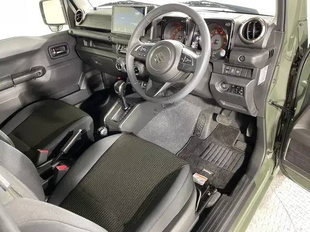スズキ ジムニー XC 神奈川県 2023(令5)年 0.8万km ジャングルグリーン スズキセーフティサポート/社外ディスプレイオーディオ/・BT/HDMI/タイプC/バックカメラ/シートヒーター(D/N)/ダウンヒルアシストコントロール/アイドリングストップ機能/革巻きステアリング/ステアリングスイッチ/クルーズコントロール/Autoライト/LEDヘッドライト/フォグランプ/電動格納ミラー/ウィンカーミラー/ミラーヒーター/純正フロアマット/純正16インチアルミホイール/背面タイヤ