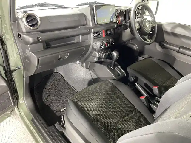 スズキ ジムニー XC 神奈川県 2023(令5)年 0.8万km ジャングルグリーン スズキセーフティサポート/社外ディスプレイオーディオ/・BT/HDMI/タイプC/バックカメラ/シートヒーター(D/N)/ダウンヒルアシストコントロール/アイドリングストップ機能/革巻きステアリング/ステアリングスイッチ/クルーズコントロール/Autoライト/LEDヘッドライト/フォグランプ/電動格納ミラー/ウィンカーミラー/ミラーヒーター/純正フロアマット/純正16インチアルミホイール/背面タイヤ