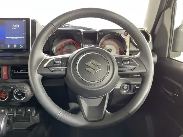 スズキ ジムニー XC 神奈川県 2023(令5)年 0.8万km ジャングルグリーン スズキセーフティサポート/社外ディスプレイオーディオ/・BT/HDMI/タイプC/バックカメラ/シートヒーター(D/N)/ダウンヒルアシストコントロール/アイドリングストップ機能/革巻きステアリング/ステアリングスイッチ/クルーズコントロール/Autoライト/LEDヘッドライト/フォグランプ/電動格納ミラー/ウィンカーミラー/ミラーヒーター/純正フロアマット/純正16インチアルミホイール/背面タイヤ