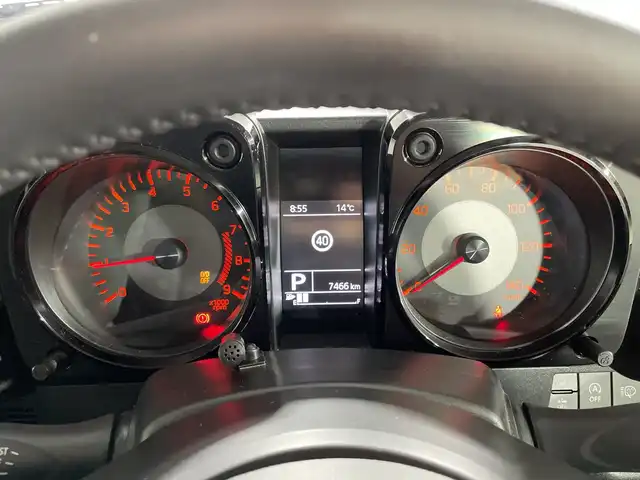 スズキ ジムニー XC 神奈川県 2023(令5)年 0.8万km ジャングルグリーン スズキセーフティサポート/社外ディスプレイオーディオ/・BT/HDMI/タイプC/バックカメラ/シートヒーター(D/N)/ダウンヒルアシストコントロール/アイドリングストップ機能/革巻きステアリング/ステアリングスイッチ/クルーズコントロール/Autoライト/LEDヘッドライト/フォグランプ/電動格納ミラー/ウィンカーミラー/ミラーヒーター/純正フロアマット/純正16インチアルミホイール/背面タイヤ