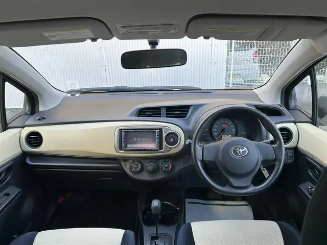 トヨタ ヴィッツ F 和歌山県 2011(平23)年 6万km ブラックマイカ アイドリングストップ/ETC/純正フロアマット/純正ドアバイザー/取扱説明書/保証書