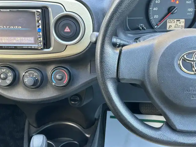 トヨタ ヴィッツ F 和歌山県 2011(平23)年 6万km ブラックマイカ アイドリングストップ/ETC/純正フロアマット/純正ドアバイザー/取扱説明書/保証書