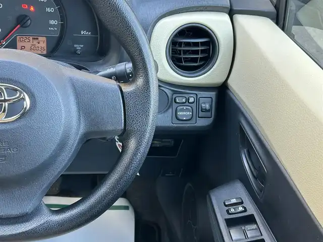 トヨタ ヴィッツ F 和歌山県 2011(平23)年 6万km ブラックマイカ アイドリングストップ/ETC/純正フロアマット/純正ドアバイザー/取扱説明書/保証書