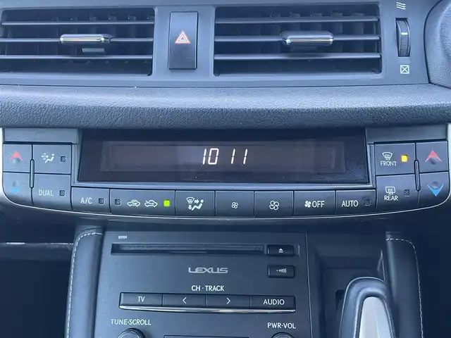 レクサス ＣＴ 200h クールツーリングスタイル 滋賀県 2017(平29)年 6.4万km ソニッククォーツ 純正SDナビ/(フルセグTV CD DVD Bluetooth ブルーレイ USB AUX)/バックカメラ/レーダークルーズコントロール/パワーシート/ハーフレザーシート/シートヒーター/革巻きステアリング/ステアリングリモコン/ビルトインETC2.0/プッシュスタート/スマートキー/電動格納ミラー/パドルシフト/純正フロアマット/LEDオートヘッドライト
