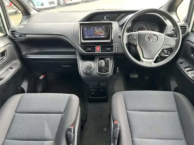 トヨタ ノア X 愛知県 2021(令3)年 5.5万km ホワイトパールクリスタルシャイン トヨタセーフティセンス/　・プリクラッシュセーフティ/　・レーンディバーチャアラート/　・オートマチックハイビーム/クルーズコントロール/フリップダウンモニター/純正SDナビ/　・フルセグTV/　・Bluetooth/　・CD/DVD/　・AM/FM/バックカメラ/ビルトインETC/ドライブレコーダー/両側パワースライドドア/LEDヘッドライト/オートライト/キーレス/スペアキー