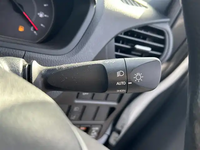 トヨタ ノア X 愛知県 2021(令3)年 5.5万km ホワイトパールクリスタルシャイン トヨタセーフティセンス/　・プリクラッシュセーフティ/　・レーンディバーチャアラート/　・オートマチックハイビーム/クルーズコントロール/フリップダウンモニター/純正SDナビ/　・フルセグTV/　・Bluetooth/　・CD/DVD/　・AM/FM/バックカメラ/ビルトインETC/ドライブレコーダー/両側パワースライドドア/LEDヘッドライト/オートライト/キーレス/スペアキー