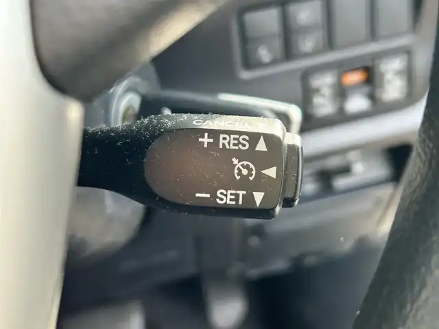 トヨタ ノア X 愛知県 2021(令3)年 5.5万km ホワイトパールクリスタルシャイン トヨタセーフティセンス/　・プリクラッシュセーフティ/　・レーンディバーチャアラート/　・オートマチックハイビーム/クルーズコントロール/フリップダウンモニター/純正SDナビ/　・フルセグTV/　・Bluetooth/　・CD/DVD/　・AM/FM/バックカメラ/ビルトインETC/ドライブレコーダー/両側パワースライドドア/LEDヘッドライト/オートライト/キーレス/スペアキー