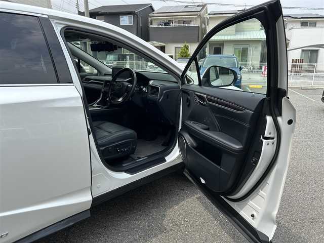 レクサス ＲＸ 450h バージョンL 兵庫県 2022(令4)年 4.5万km ソニッククォーツ ワンオーナー/純正ナビ/フルセグTV/CD/DVD/Bluetooth/SD/FM/AM/パノラミックビューモニター/ビルトインETC2.0/プリクラッシュセーフティ/レーントレーシングアシスト/オートマチックハイビーム/レーダークルーズコントロール/パーキングサポートブレーキ/パーキングサポートアラート/ブラインドスポットモニター/ヘッドアップディスプレイ/ロードサインアシスト/先行車発進告知/LEDヘッドライト/フォグランプ/オートライト/シーケンシャルウィンカー/前後クリアランスソナー/パワーバックドア/ステアリングスイッチ/D/N パワーシート/D/N シートヒーター/D/N エアーシート/ステアリングヒーター/レザーシート/MTモード付きAT/プッシュスタート/フロアマット/電格ミラー/コンビハンドル/スペアキー2本(スマートキー1本・カードキー1本)/新車時保証書/取扱説明書
