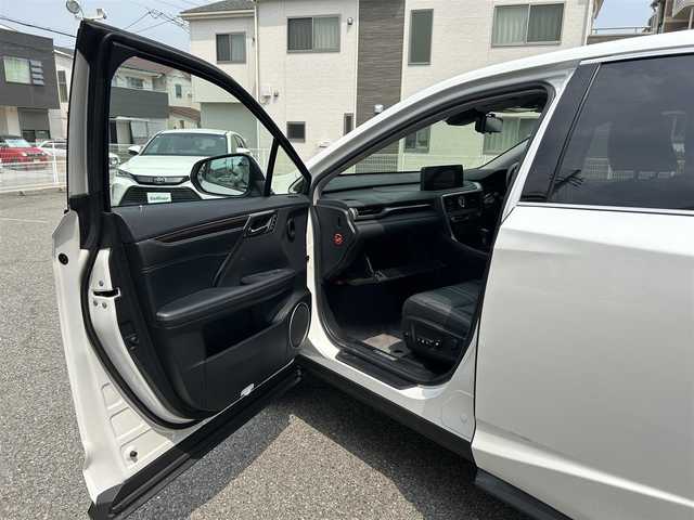レクサス ＲＸ 450h バージョンL 兵庫県 2022(令4)年 4.5万km ソニッククォーツ ワンオーナー/純正ナビ/フルセグTV/CD/DVD/Bluetooth/SD/FM/AM/パノラミックビューモニター/ビルトインETC2.0/プリクラッシュセーフティ/レーントレーシングアシスト/オートマチックハイビーム/レーダークルーズコントロール/パーキングサポートブレーキ/パーキングサポートアラート/ブラインドスポットモニター/ヘッドアップディスプレイ/ロードサインアシスト/先行車発進告知/LEDヘッドライト/フォグランプ/オートライト/シーケンシャルウィンカー/前後クリアランスソナー/パワーバックドア/ステアリングスイッチ/D/N パワーシート/D/N シートヒーター/D/N エアーシート/ステアリングヒーター/レザーシート/MTモード付きAT/プッシュスタート/フロアマット/電格ミラー/コンビハンドル/スペアキー2本(スマートキー1本・カードキー1本)/新車時保証書/取扱説明書