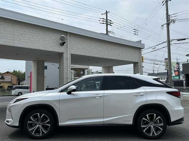 レクサス ＲＸ 450h バージョンL 兵庫県 2022(令4)年 4.5万km ソニッククォーツ ワンオーナー/純正ナビ/フルセグTV/CD/DVD/Bluetooth/SD/FM/AM/パノラミックビューモニター/ビルトインETC2.0/プリクラッシュセーフティ/レーントレーシングアシスト/オートマチックハイビーム/レーダークルーズコントロール/パーキングサポートブレーキ/パーキングサポートアラート/ブラインドスポットモニター/ヘッドアップディスプレイ/ロードサインアシスト/先行車発進告知/LEDヘッドライト/フォグランプ/オートライト/シーケンシャルウィンカー/前後クリアランスソナー/パワーバックドア/ステアリングスイッチ/D/N パワーシート/D/N シートヒーター/D/N エアーシート/ステアリングヒーター/レザーシート/MTモード付きAT/プッシュスタート/フロアマット/電格ミラー/コンビハンドル/スペアキー2本(スマートキー1本・カードキー1本)/新車時保証書/取扱説明書