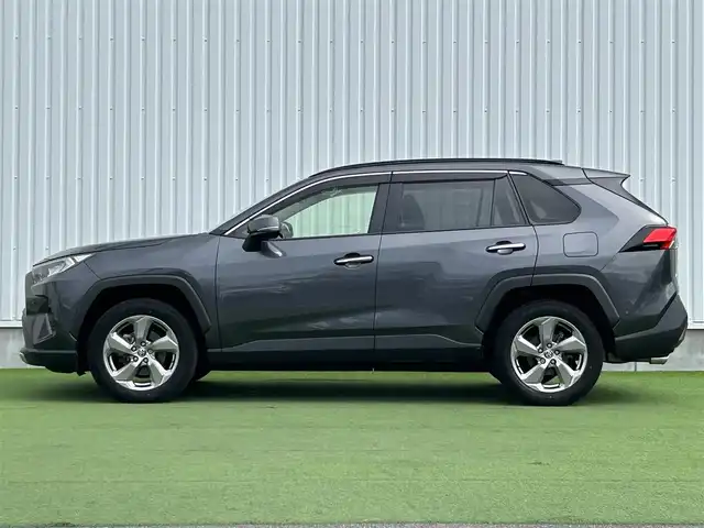 トヨタ ＲＡＶ４ G 香川県 2021(令3)年 2.1万km グレーメタリック トヨタセーフティーセンス/→プリクラッシュ（衝突被害軽減）/→LDA（車線逸脱警報）/純正9型ディスプレイオーディオ/→コネクト内機能付き/パノラミックビューモニター/バックカメラ/レザーシート/シートヒーター/シートメモリー/革巻きステアリング/ステアリングヒーター/ステアリングリモコン/レーダークルーズコントロール/LEDヘッドライト/LEDフォグランプ/オートハイビーム/オートライト/クリアランスソナー/前後ドライブレコーダー/純正18インチアルミホイール/スマートキー/プッシュスタート