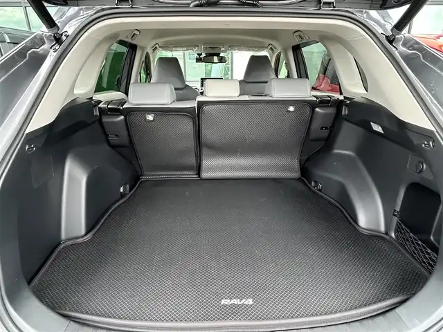 トヨタ ＲＡＶ４ G 香川県 2021(令3)年 2.1万km グレーメタリック トヨタセーフティーセンス/→プリクラッシュ（衝突被害軽減）/→LDA（車線逸脱警報）/純正9型ディスプレイオーディオ/→コネクト内機能付き/パノラミックビューモニター/バックカメラ/レザーシート/シートヒーター/シートメモリー/革巻きステアリング/ステアリングヒーター/ステアリングリモコン/レーダークルーズコントロール/LEDヘッドライト/LEDフォグランプ/オートハイビーム/オートライト/クリアランスソナー/前後ドライブレコーダー/純正18インチアルミホイール/スマートキー/プッシュスタート