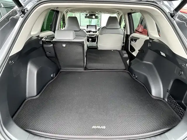 トヨタ ＲＡＶ４ G 香川県 2021(令3)年 2.1万km グレーメタリック トヨタセーフティーセンス/→プリクラッシュ（衝突被害軽減）/→LDA（車線逸脱警報）/純正9型ディスプレイオーディオ/→コネクト内機能付き/パノラミックビューモニター/バックカメラ/レザーシート/シートヒーター/シートメモリー/革巻きステアリング/ステアリングヒーター/ステアリングリモコン/レーダークルーズコントロール/LEDヘッドライト/LEDフォグランプ/オートハイビーム/オートライト/クリアランスソナー/前後ドライブレコーダー/純正18インチアルミホイール/スマートキー/プッシュスタート